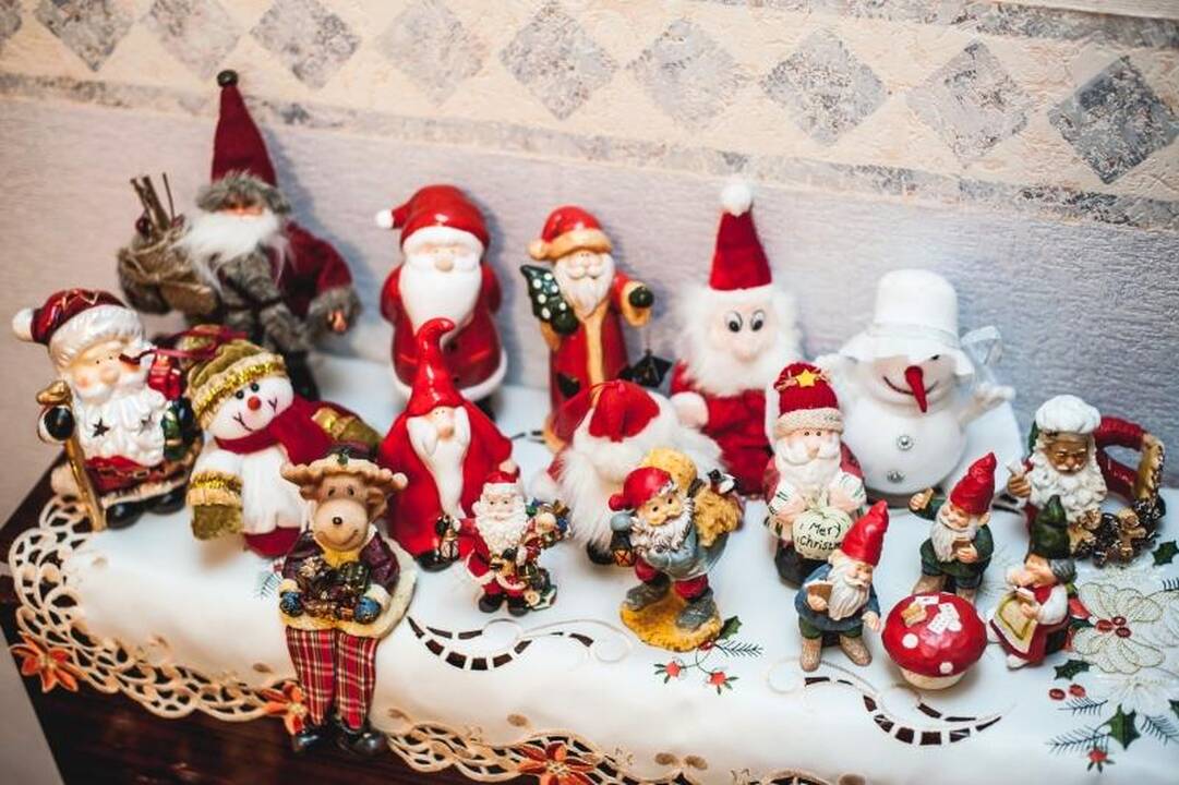 Kaunietės namuose gyvena 100 Kalėdų senelių