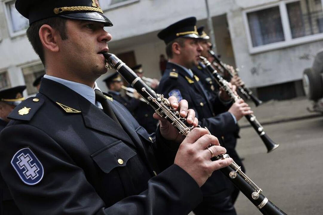 Miesto gatvėmis žygiavo šventiškai nusiteikę ugniagesiai