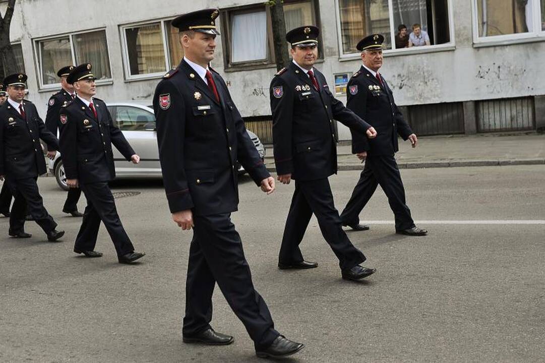Miesto gatvėmis žygiavo šventiškai nusiteikę ugniagesiai