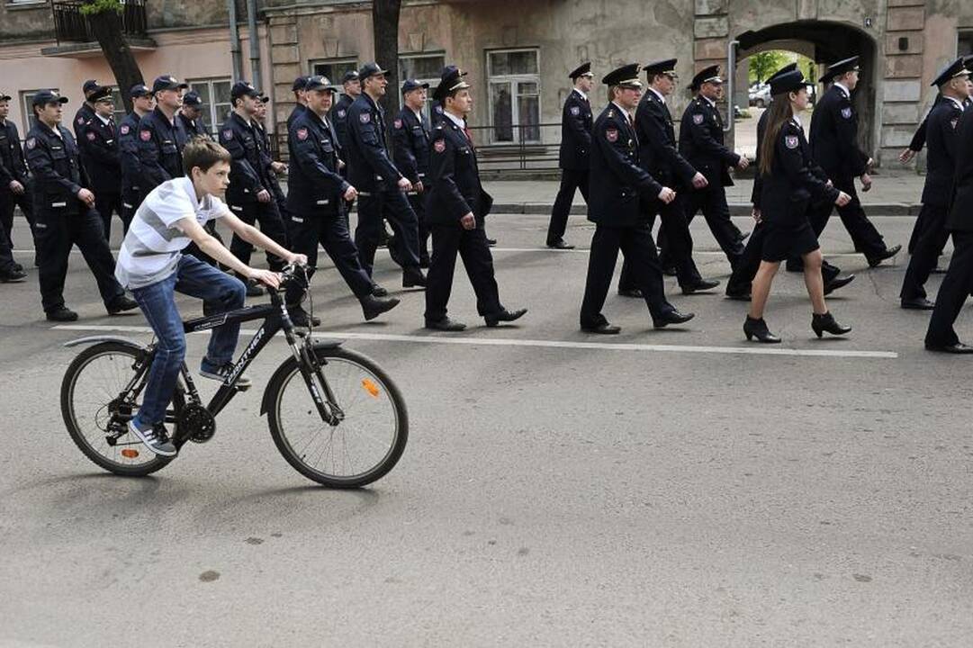 Miesto gatvėmis žygiavo šventiškai nusiteikę ugniagesiai