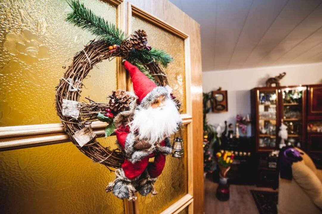 Kaunietės namuose gyvena 100 Kalėdų senelių