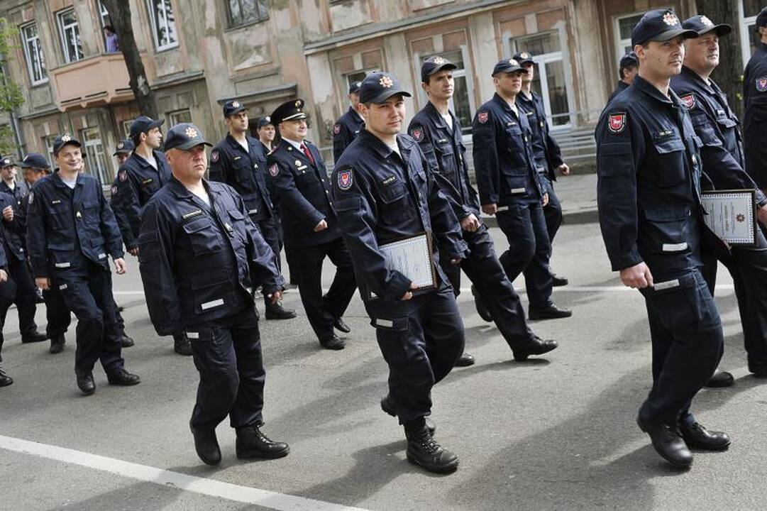 Miesto gatvėmis žygiavo šventiškai nusiteikę ugniagesiai