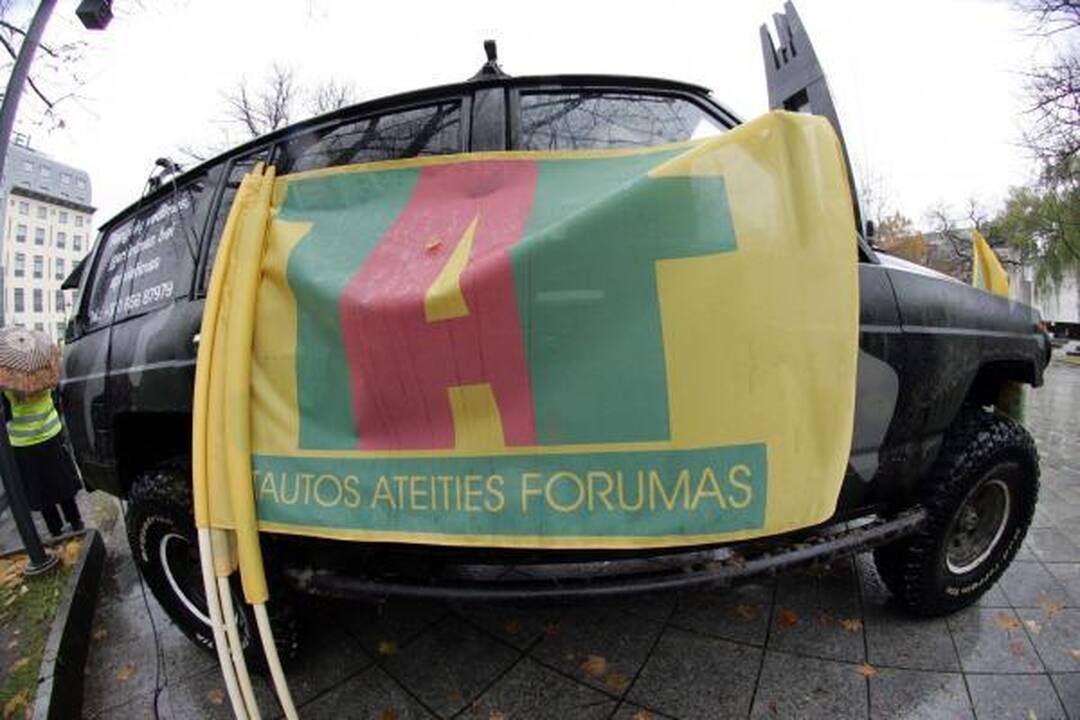 Po Vyriausybės langais - protestas "dėl išvogtos Lietuvos"