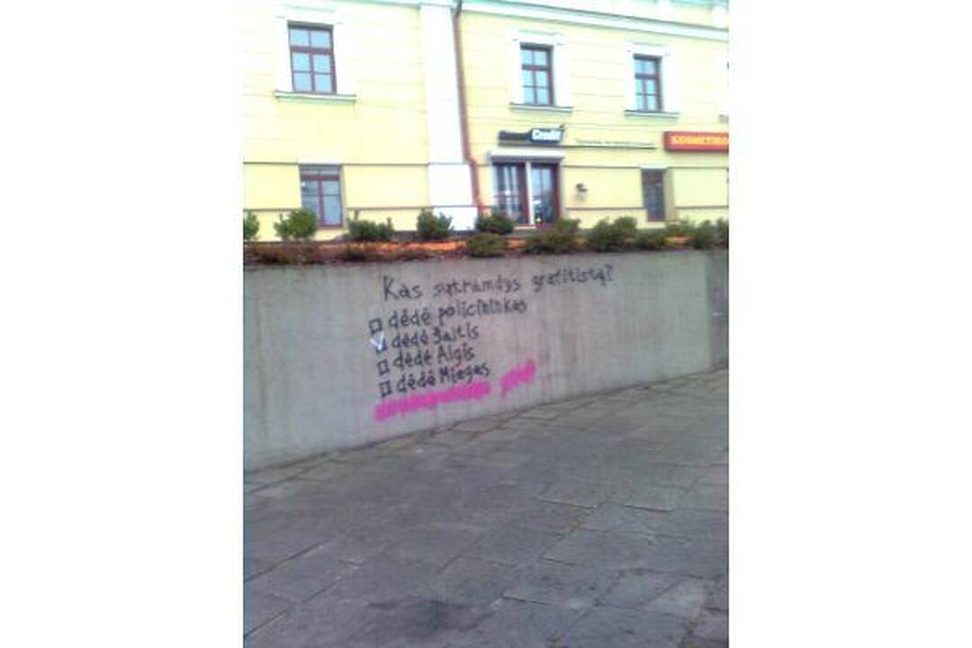 Sienų tepliotojų atkirtis – A.Ramanauskui ir „dėdei policininkui“  