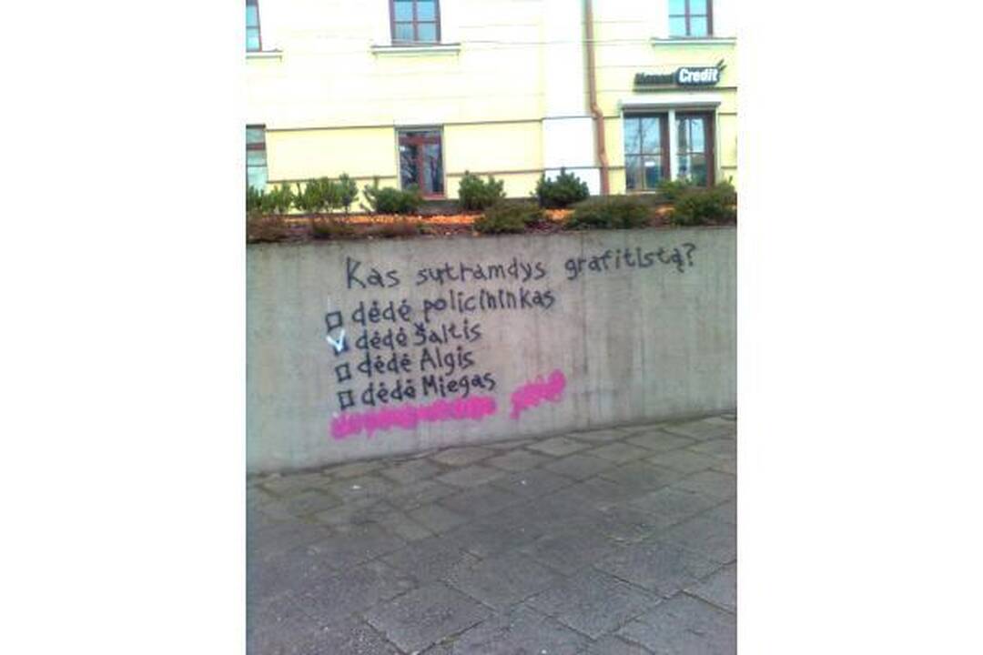 Sienų tepliotojų atkirtis – A.Ramanauskui ir „dėdei policininkui“  
