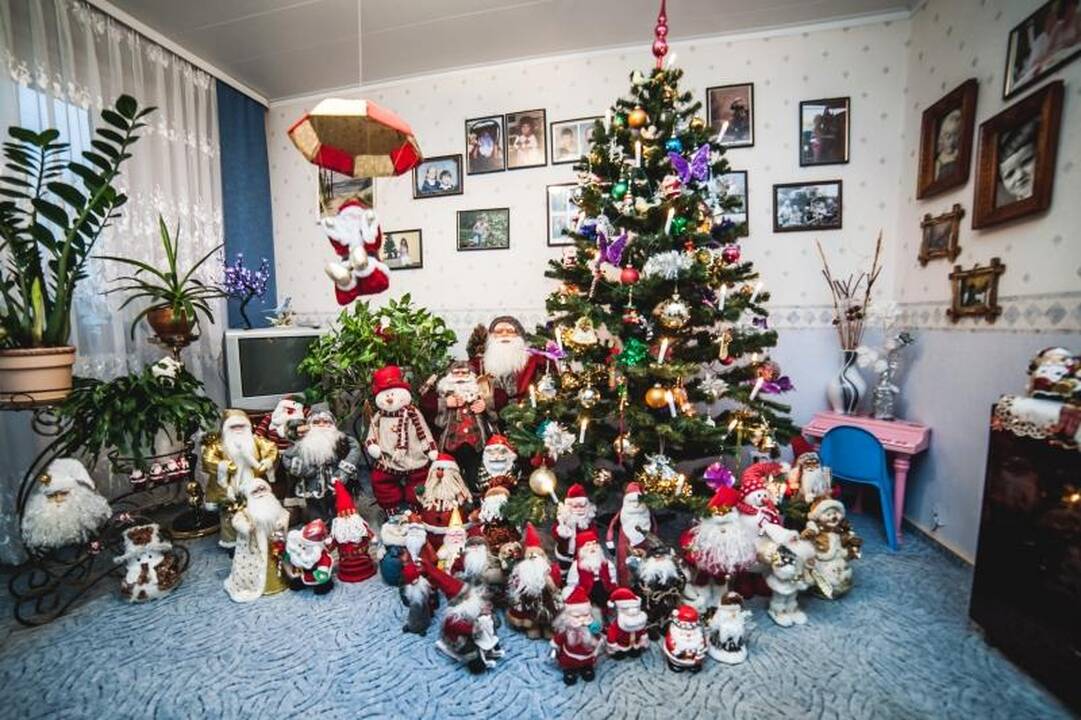 Kaunietės namuose gyvena 100 Kalėdų senelių