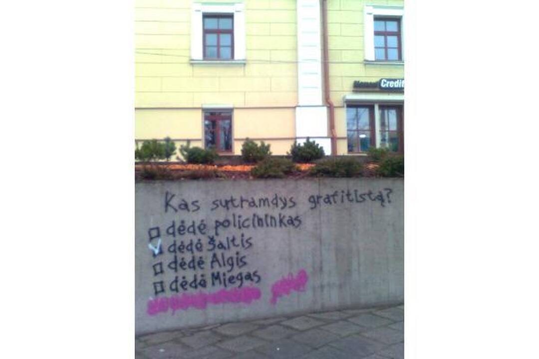 Sienų tepliotojų atkirtis – A.Ramanauskui ir „dėdei policininkui“  