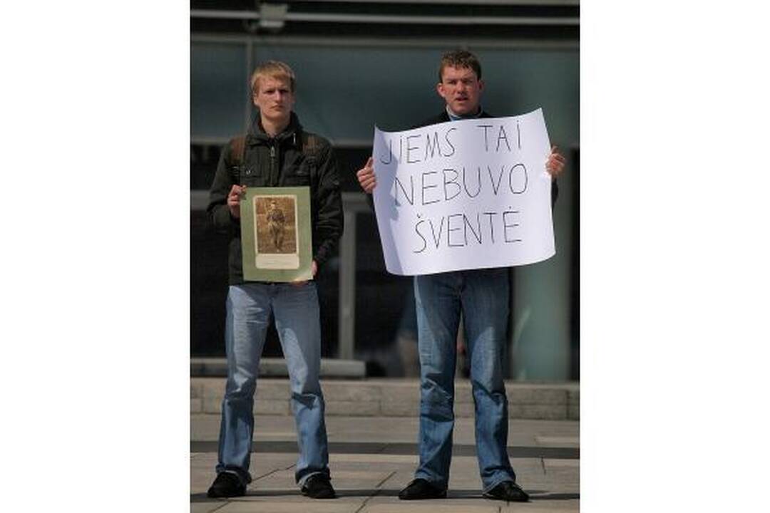 Sostinėje - protestas prieš karo veteranų eitynes gegužės 9-ąją (papildyta)