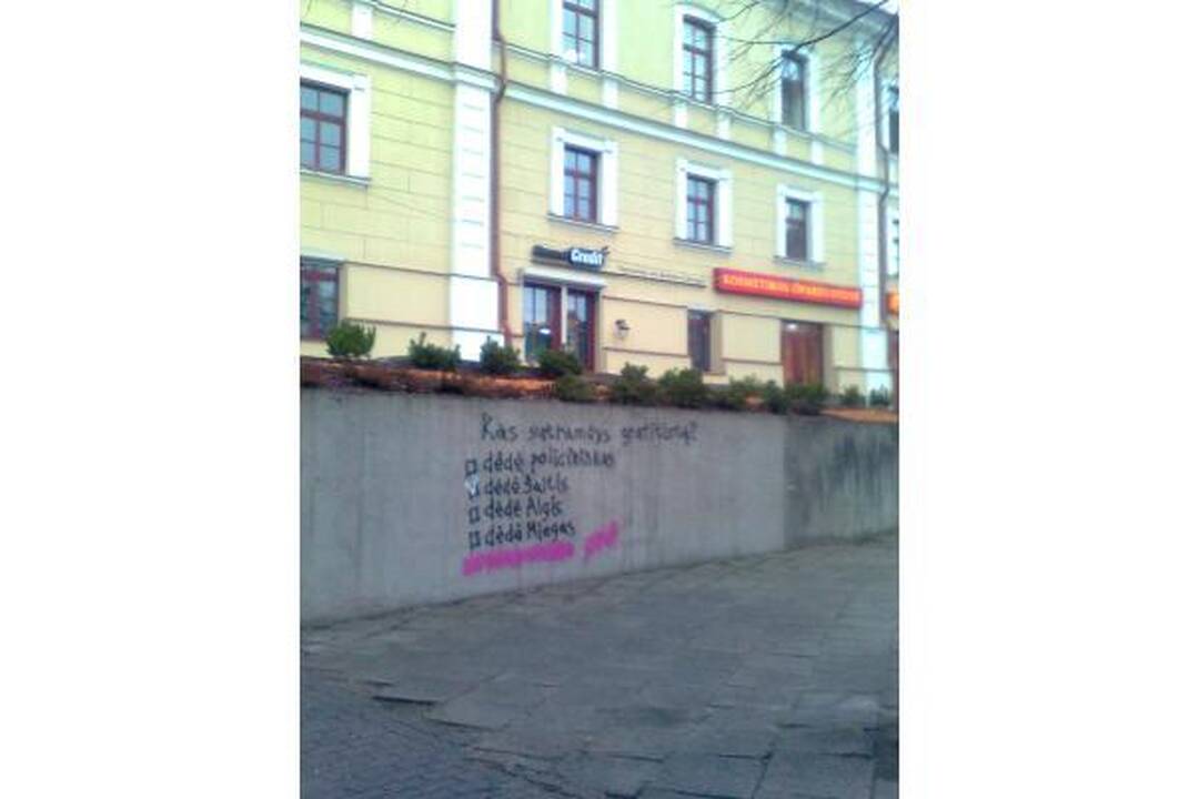 Sienų tepliotojų atkirtis – A.Ramanauskui ir „dėdei policininkui“  