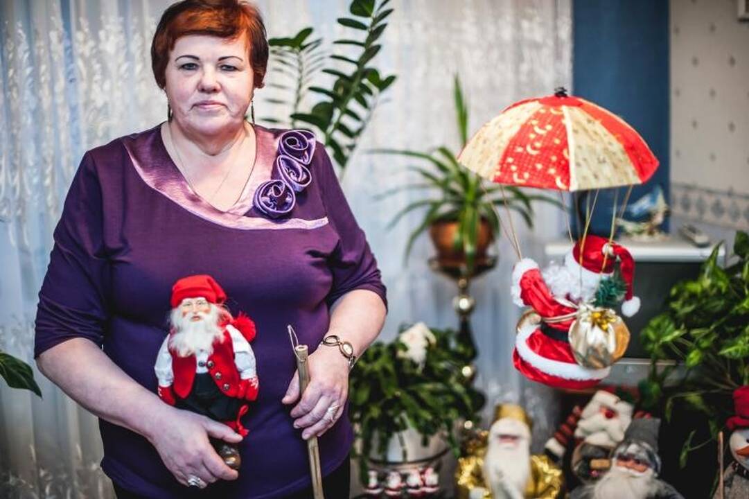 Kaunietės namuose gyvena 100 Kalėdų senelių