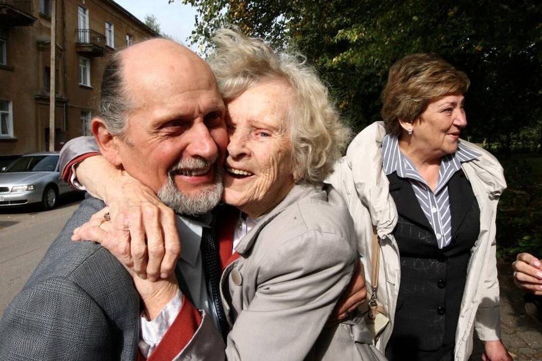 100-metė mokytoja nepamiršta prieš 50 metų mokyklą baigusių mokinių