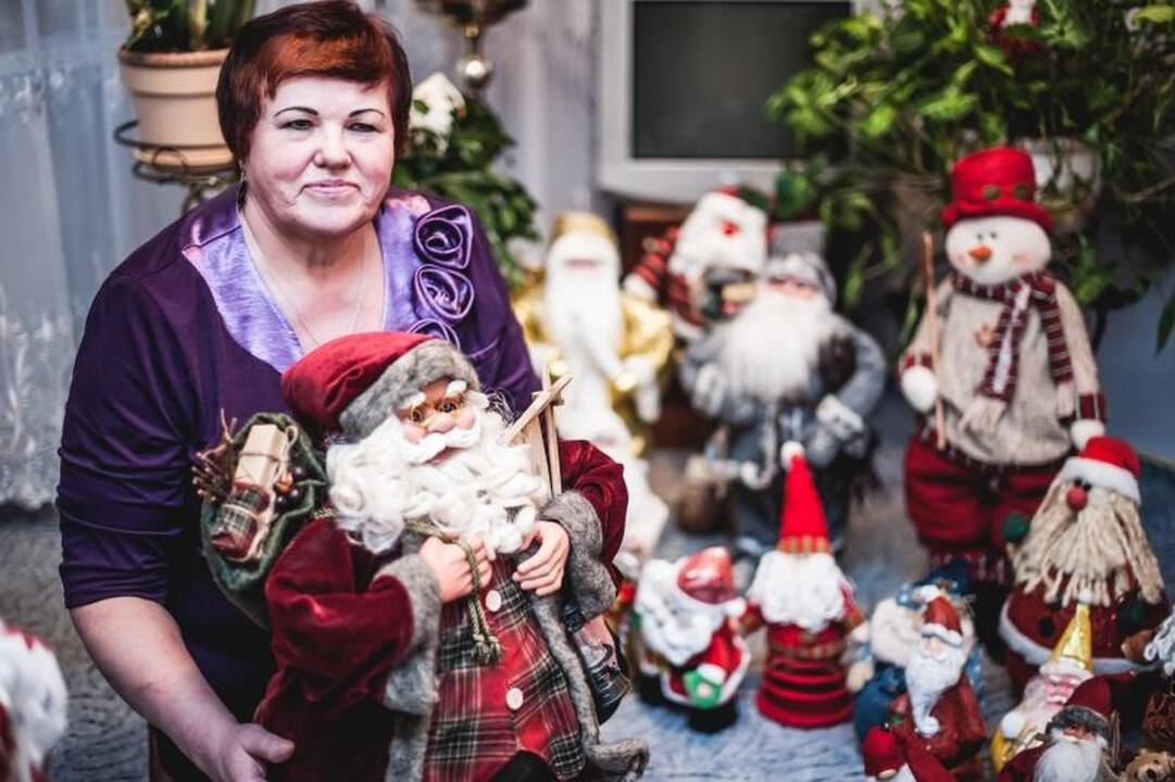 Kaunietės namuose gyvena 100 Kalėdų senelių