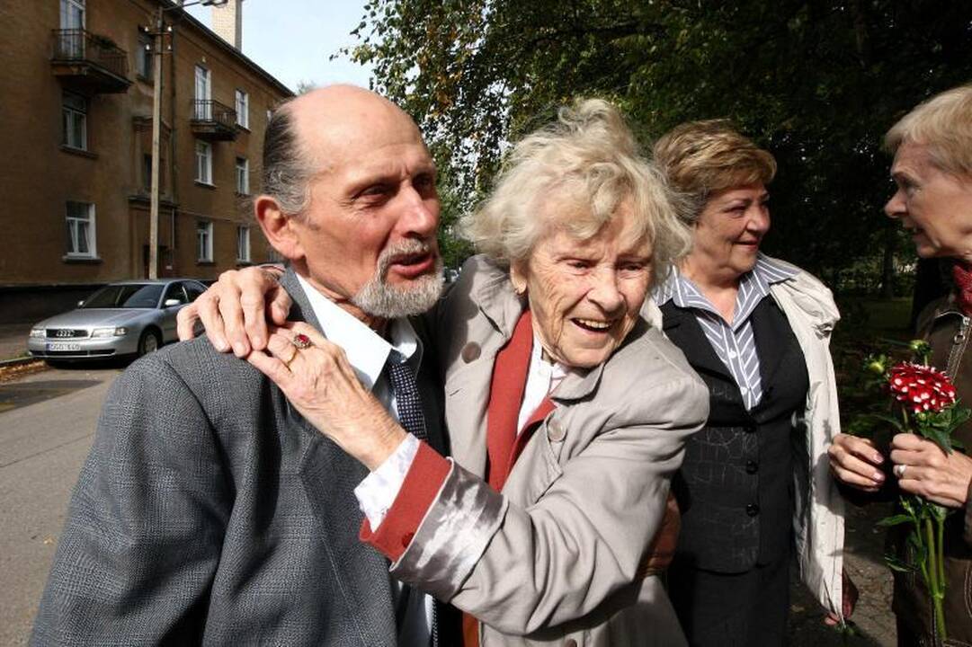 100-metė mokytoja nepamiršta prieš 50 metų mokyklą baigusių mokinių