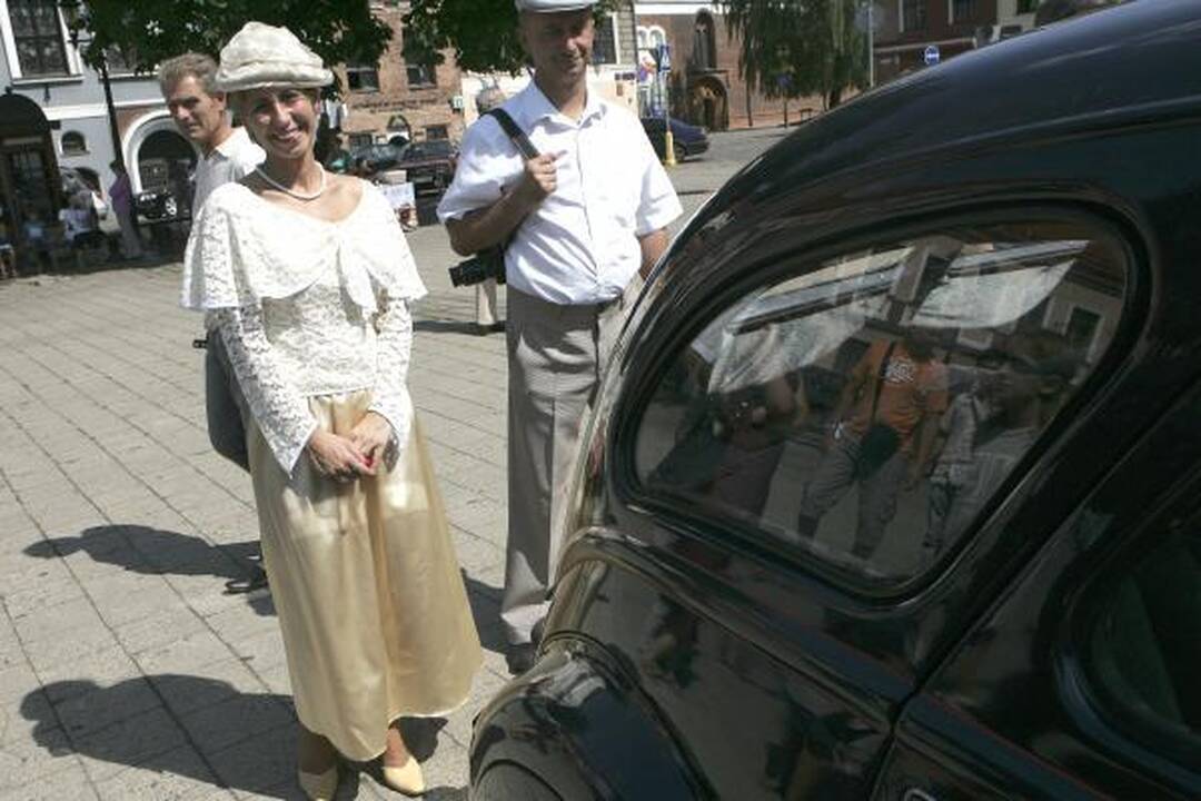 Rotušės aikštėje – senovinių automobilių paradas