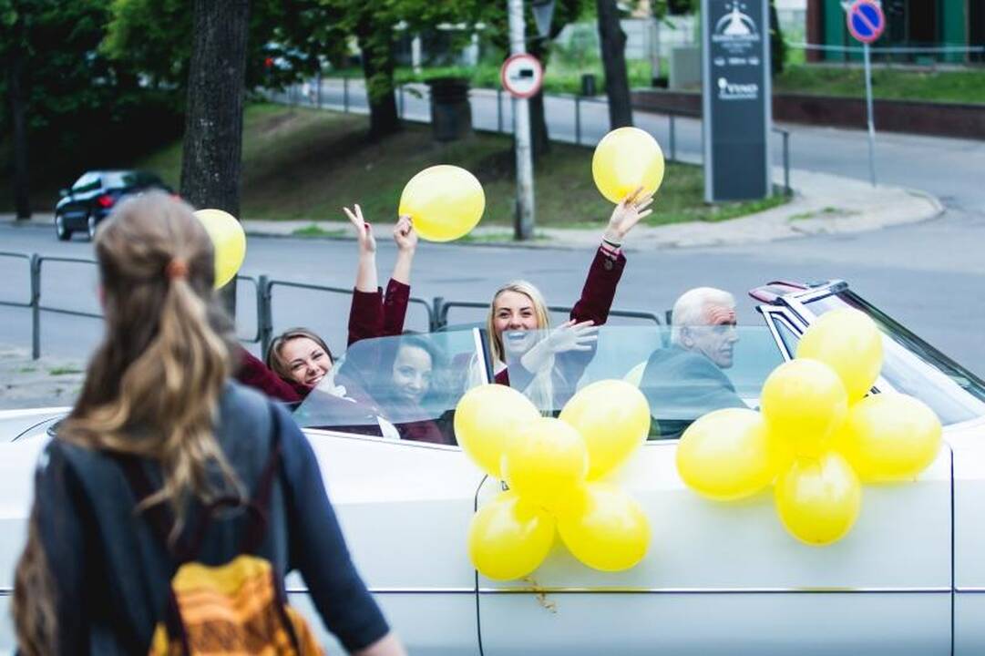 Kauno abiturientams nuaidėjo paskutinis skambutis 