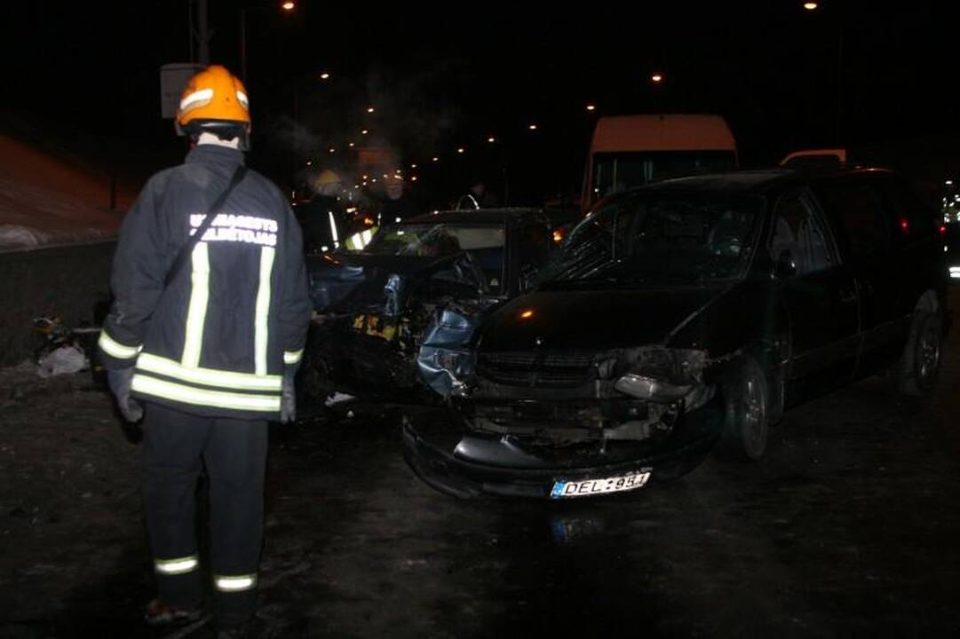 Vilniuje susidūrė keturi automobiliai, žuvo vairuotojas