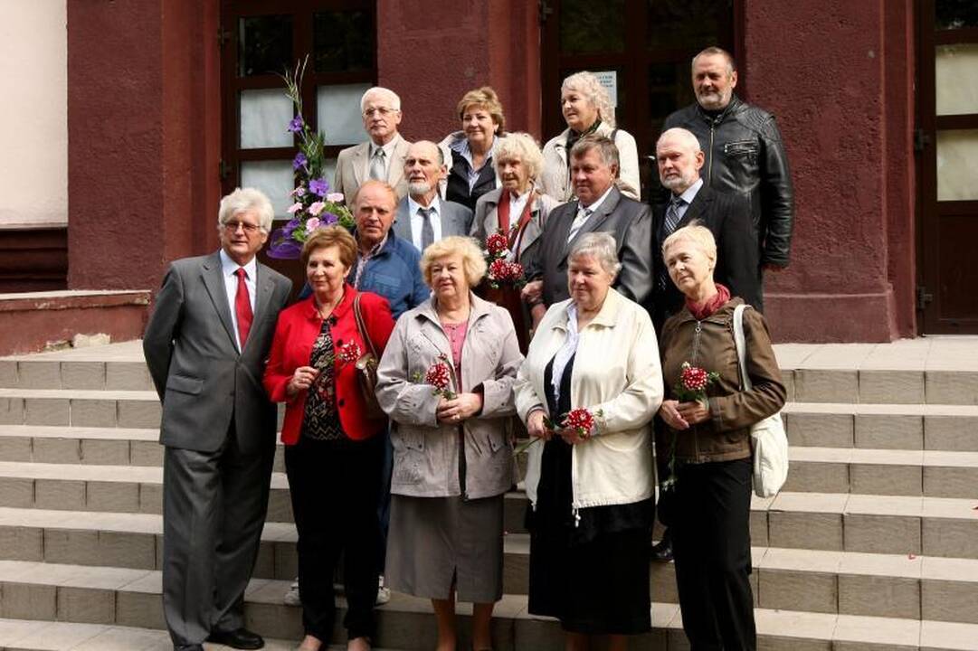 100-metė mokytoja nepamiršta prieš 50 metų mokyklą baigusių mokinių
