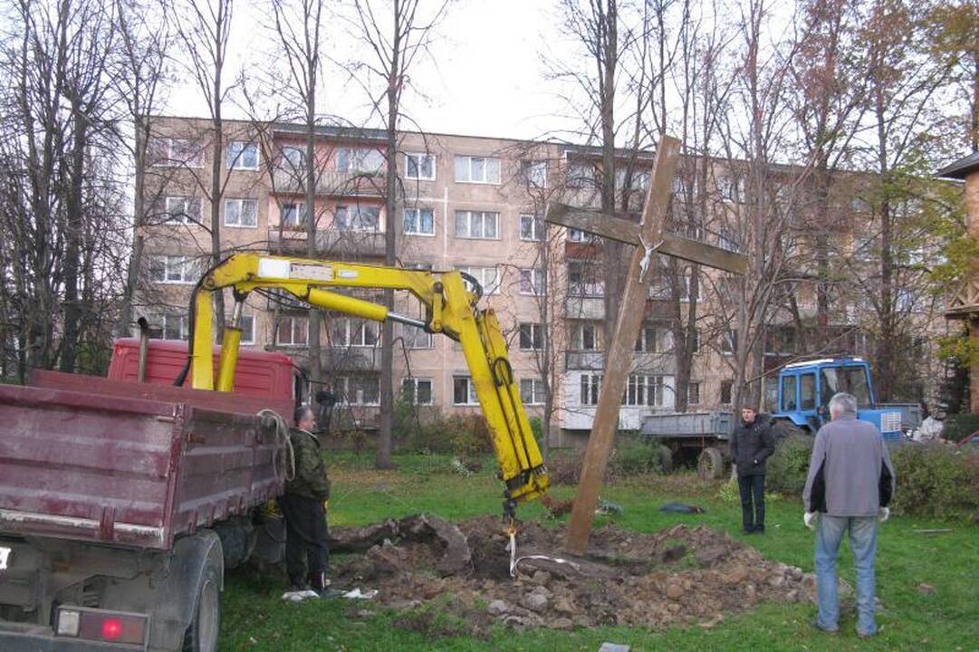 Aistras kėlusį kryžių iškasė ir išgabeno