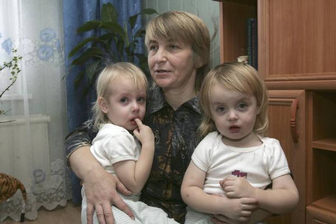 Gyvenimas kaime: kas geriau - laukti pašalpos ar statyti kaimui pirtį?