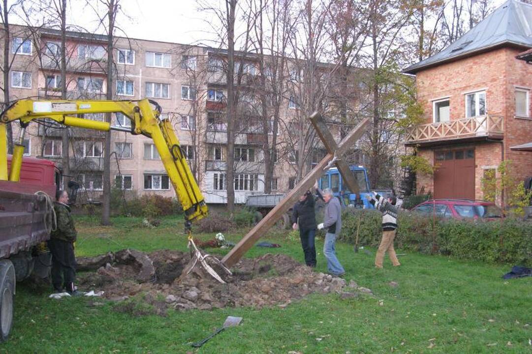 Aistras kėlusį kryžių iškasė ir išgabeno