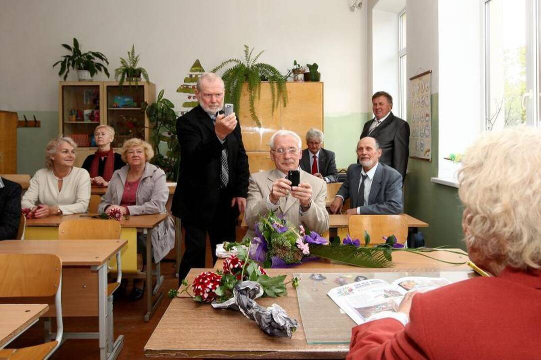 100-metė mokytoja nepamiršta prieš 50 metų mokyklą baigusių mokinių