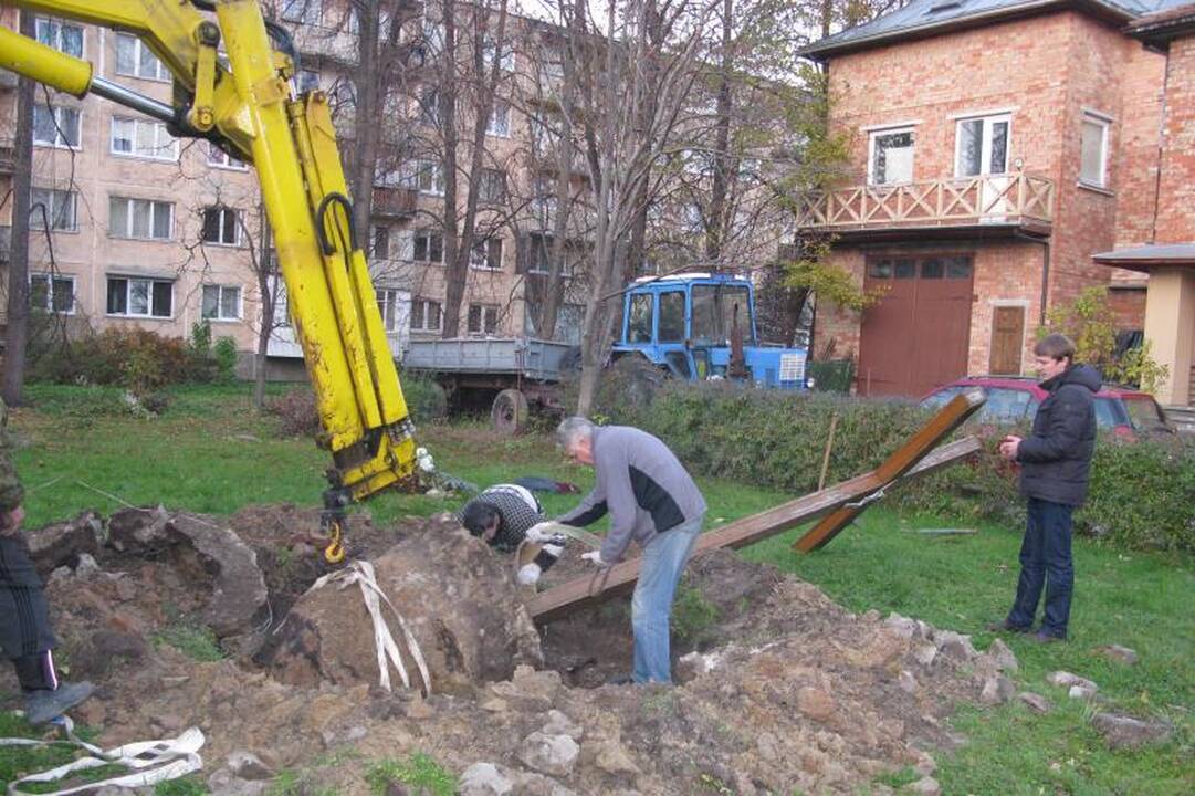 Aistras kėlusį kryžių iškasė ir išgabeno