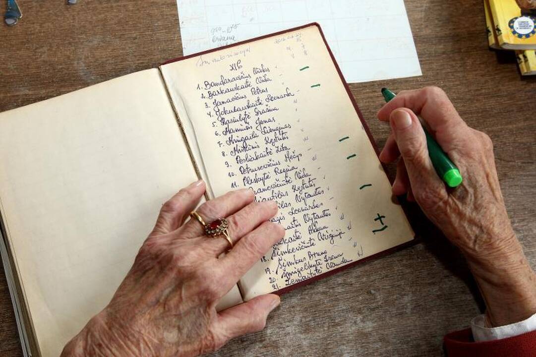 100-metė mokytoja nepamiršta prieš 50 metų mokyklą baigusių mokinių