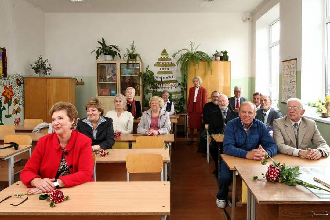 100-metė mokytoja nepamiršta prieš 50 metų mokyklą baigusių mokinių