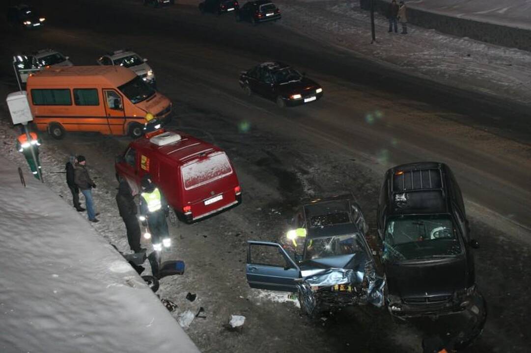 Vilniuje susidūrė keturi automobiliai, žuvo vairuotojas