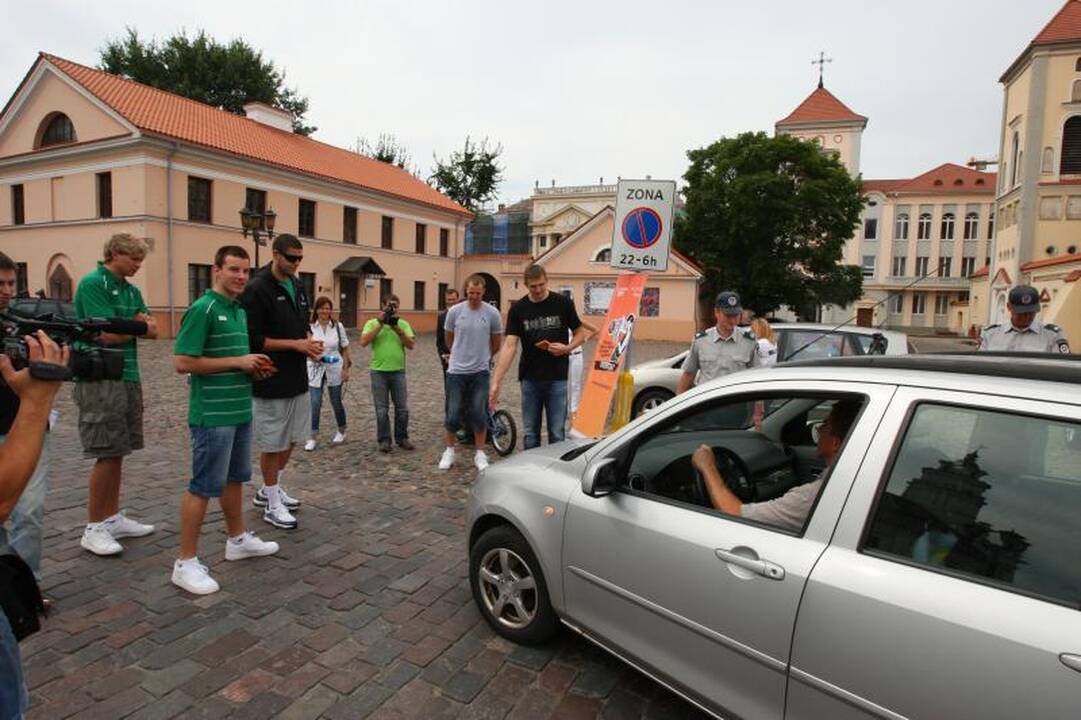 Iš krepšininkų lūpų - raginimai vairuoti saugiai