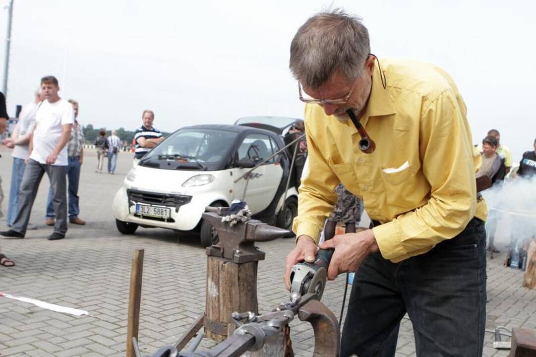 Kalviai pažadėjo nukaldinti tvorelę Danės krantinei