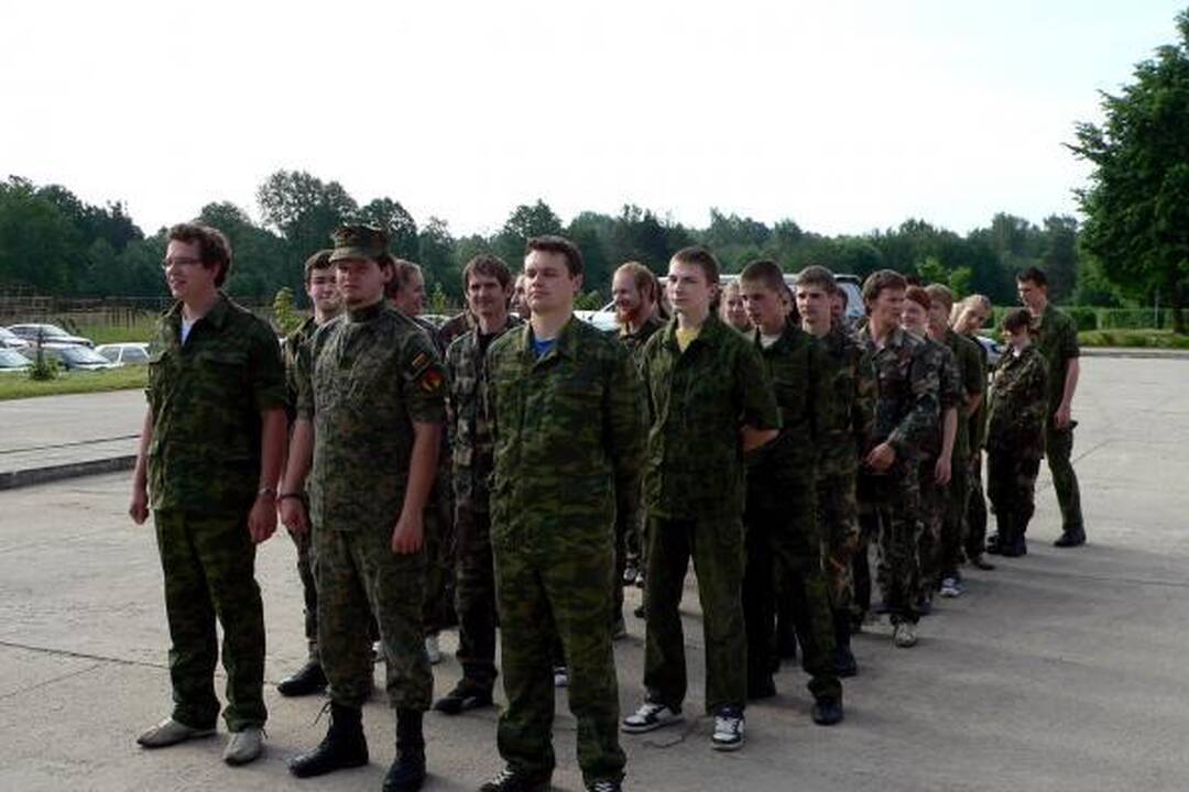Klaipėdos jaunimas ragavo kariškių duonos