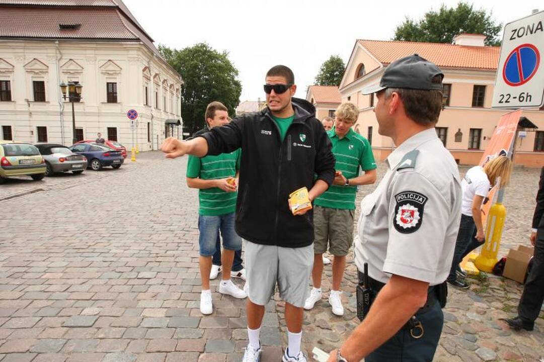 Iš krepšininkų lūpų - raginimai vairuoti saugiai