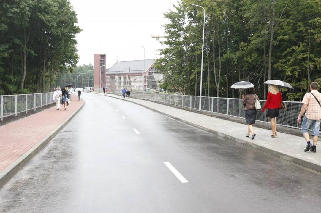 Pašventinti būsimo Onkologijos centro koplyčios varpai 