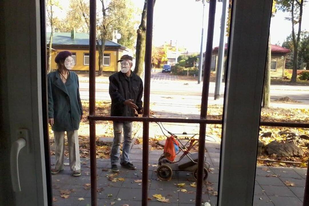 Porelė iš Šančių šaligatvio plyteles vogė po komisariato langais