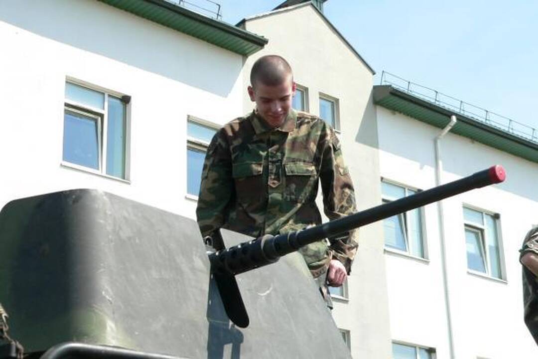 Klaipėdos jaunimas ragavo kariškių duonos