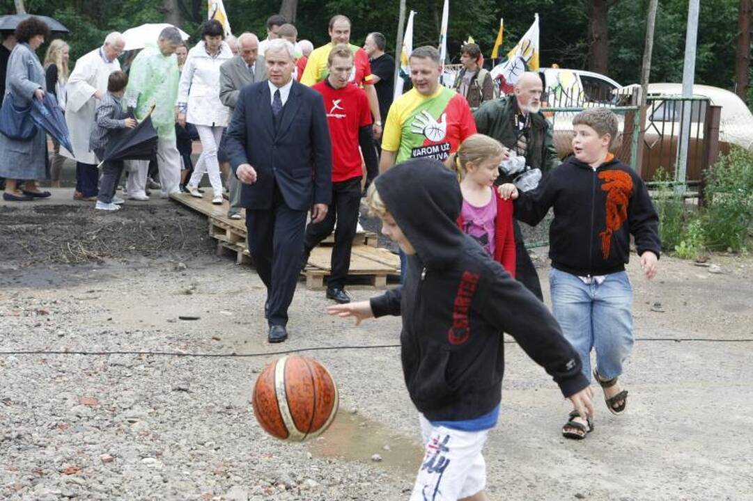 Pašventinti būsimo Onkologijos centro koplyčios varpai 