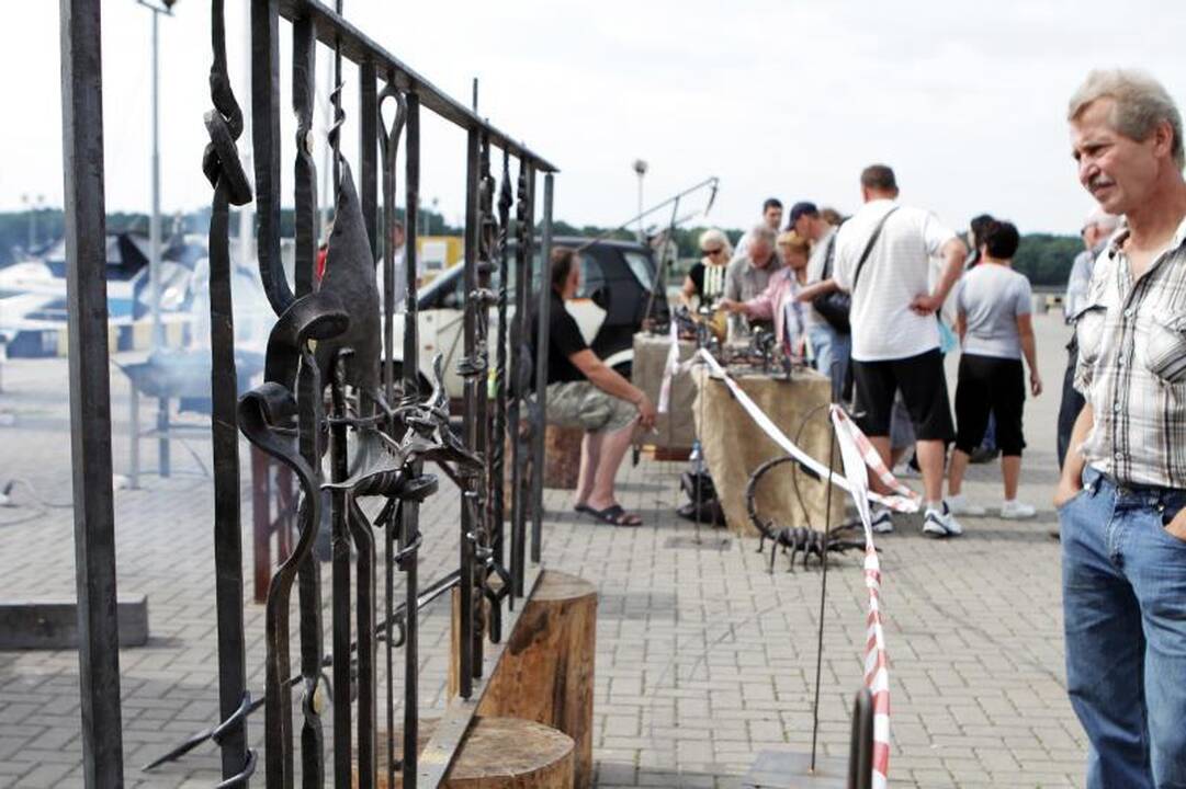 Kalviai pažadėjo nukaldinti tvorelę Danės krantinei