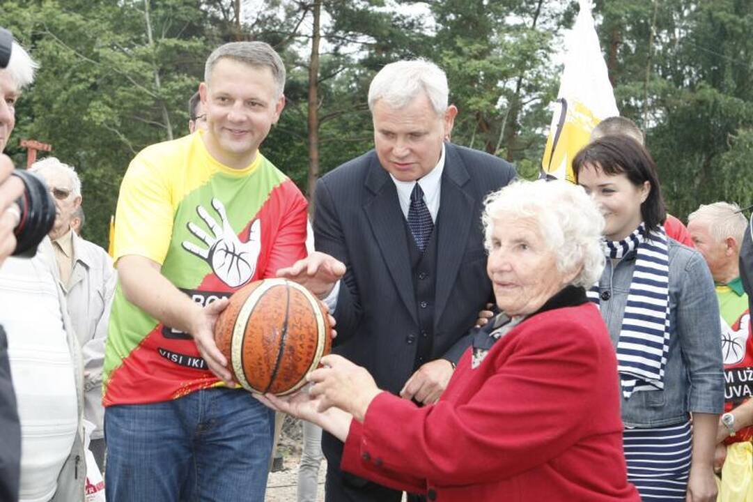 Pašventinti būsimo Onkologijos centro koplyčios varpai 
