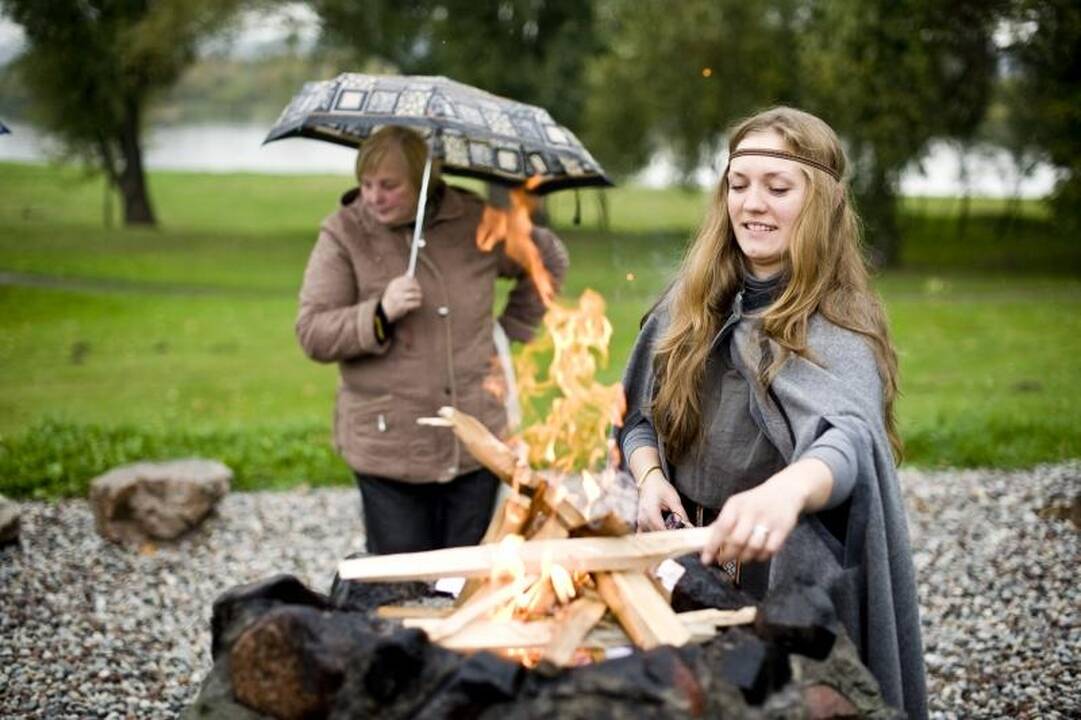 Festivalio pradžią paženklino lietus, ugnis ir aitvarai