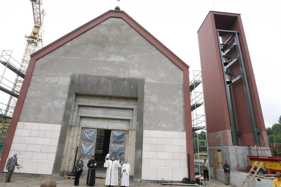 Pašventinti būsimo Onkologijos centro koplyčios varpai 