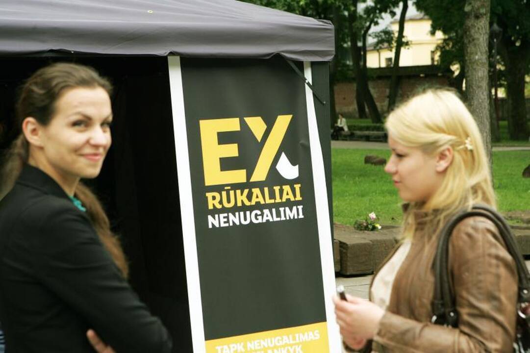 Diena be tabako Kaune: cigaretės buvo metamos į šiukšliadėžę