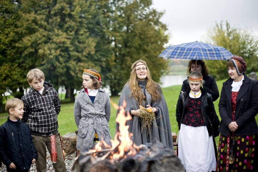 Festivalio pradžią paženklino lietus, ugnis ir aitvarai