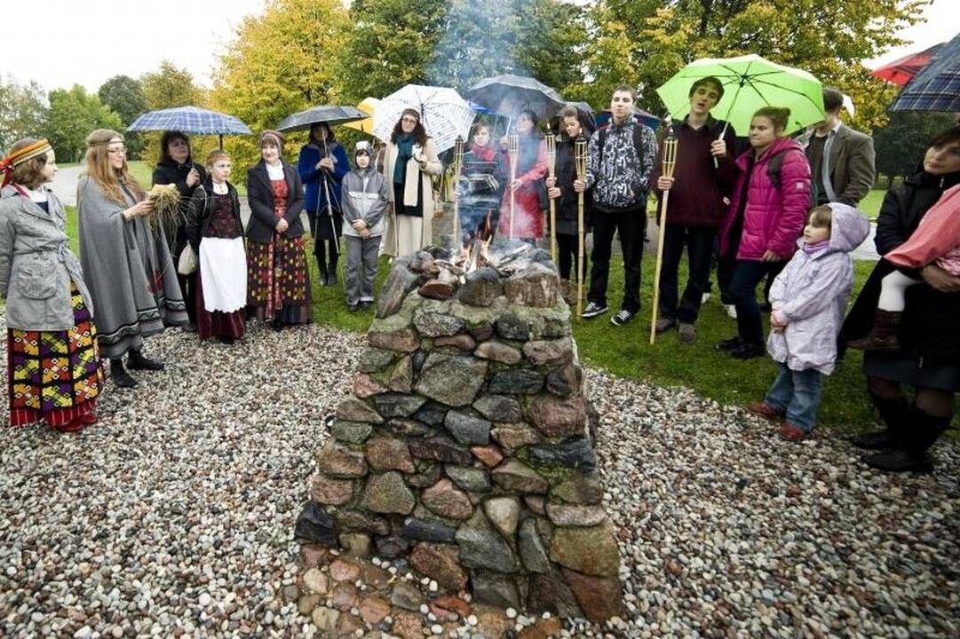 Festivalio pradžią paženklino lietus, ugnis ir aitvarai