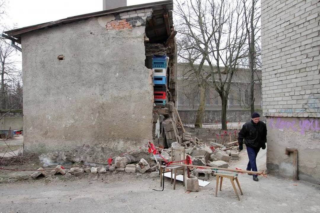 Klaipėdoje pavojingai byra seno sandėlio siena