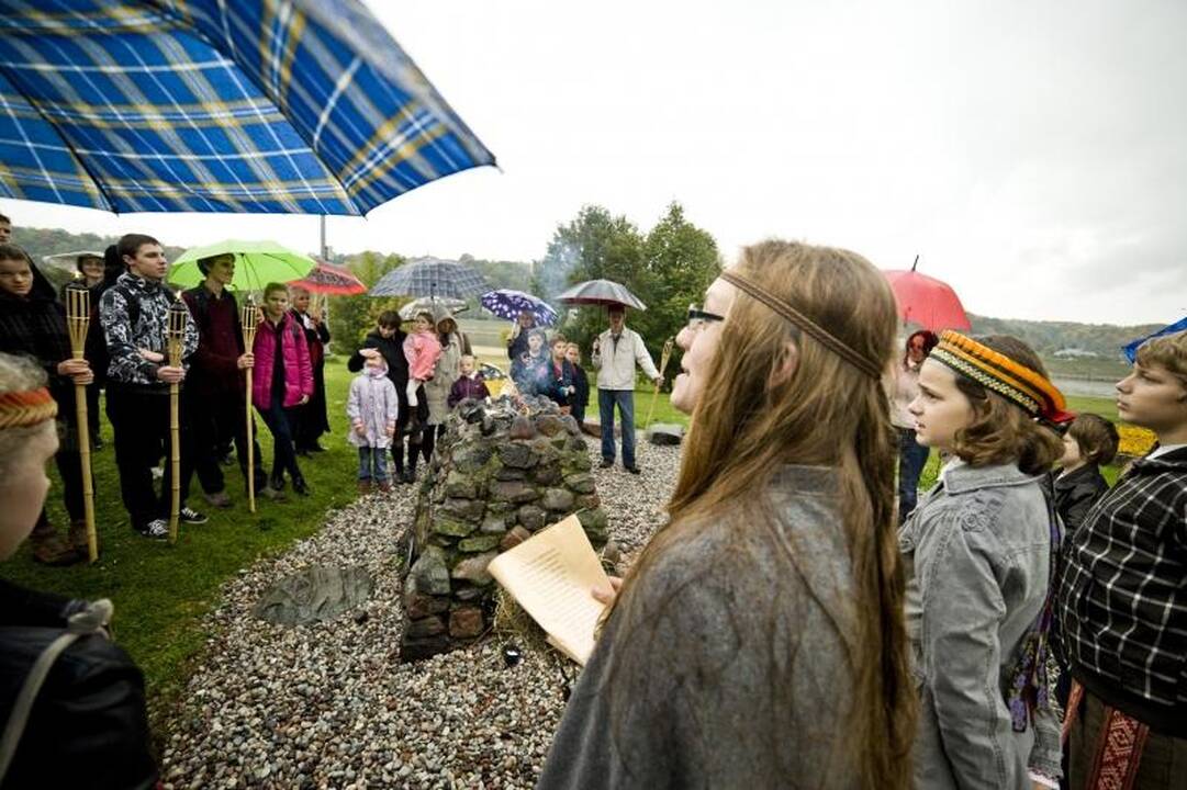 Festivalio pradžią paženklino lietus, ugnis ir aitvarai