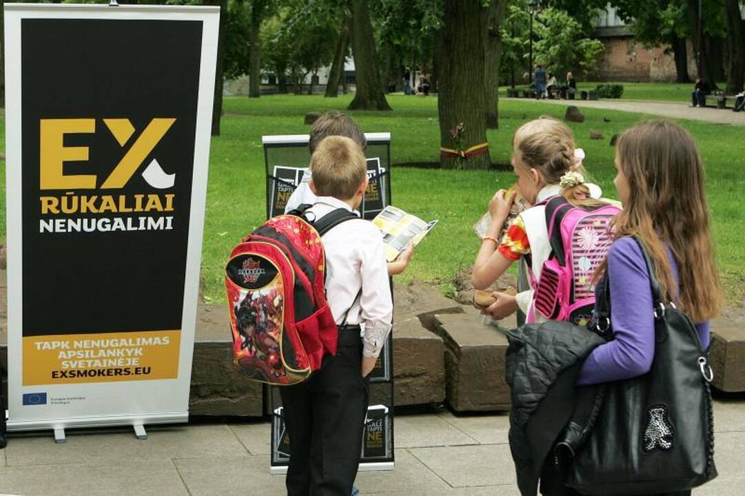 Diena be tabako Kaune: cigaretės buvo metamos į šiukšliadėžę