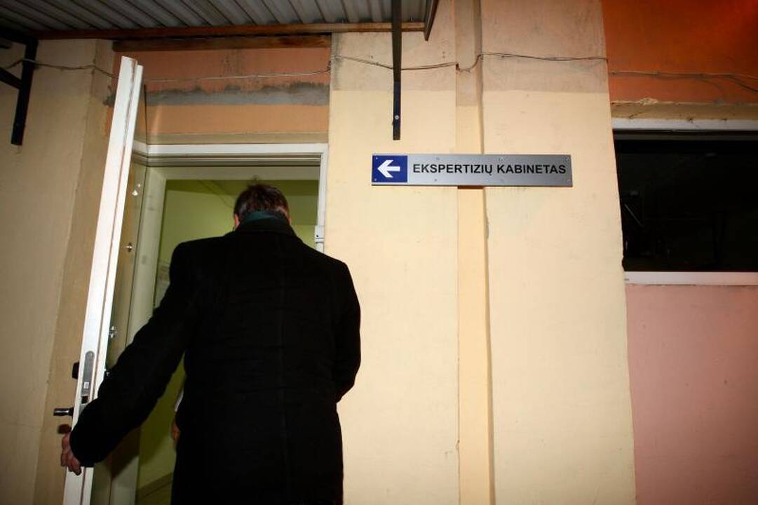 Apgirtęs Centro seniūnas su tarnybine mašina sukėlė avariją