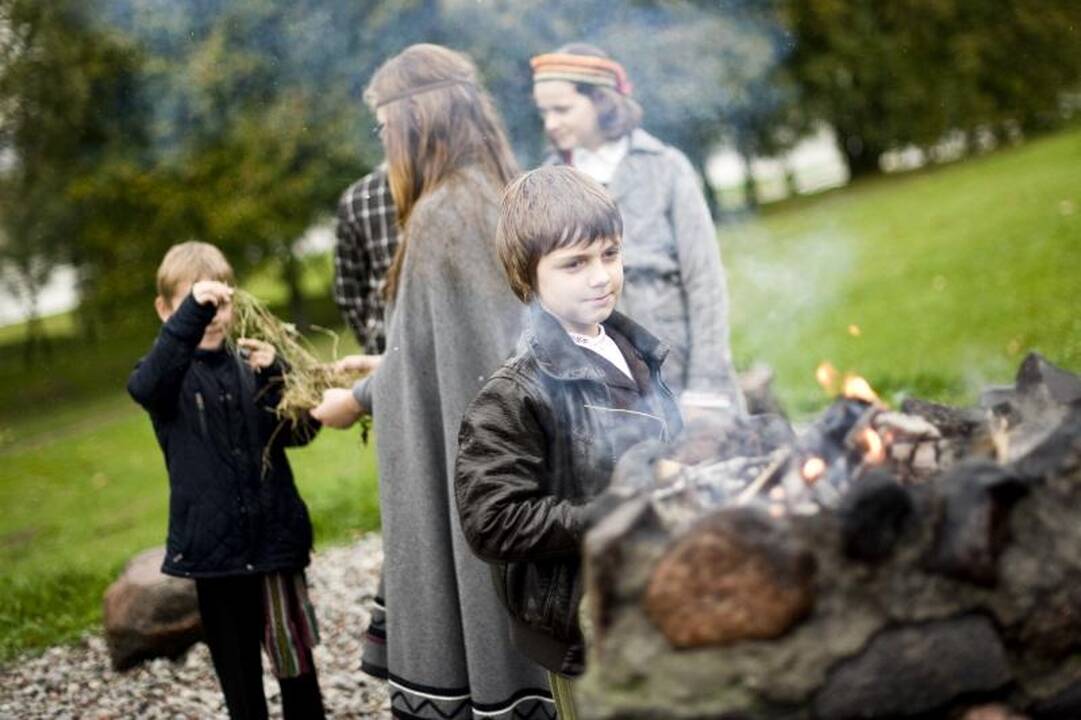 Festivalio pradžią paženklino lietus, ugnis ir aitvarai