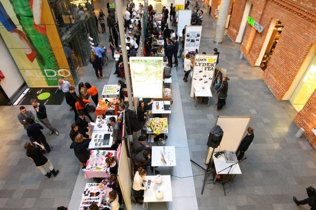 Mokinių mugė: nuo unikalių pirštinių iki vaizdų iš paukščio skrydžio
